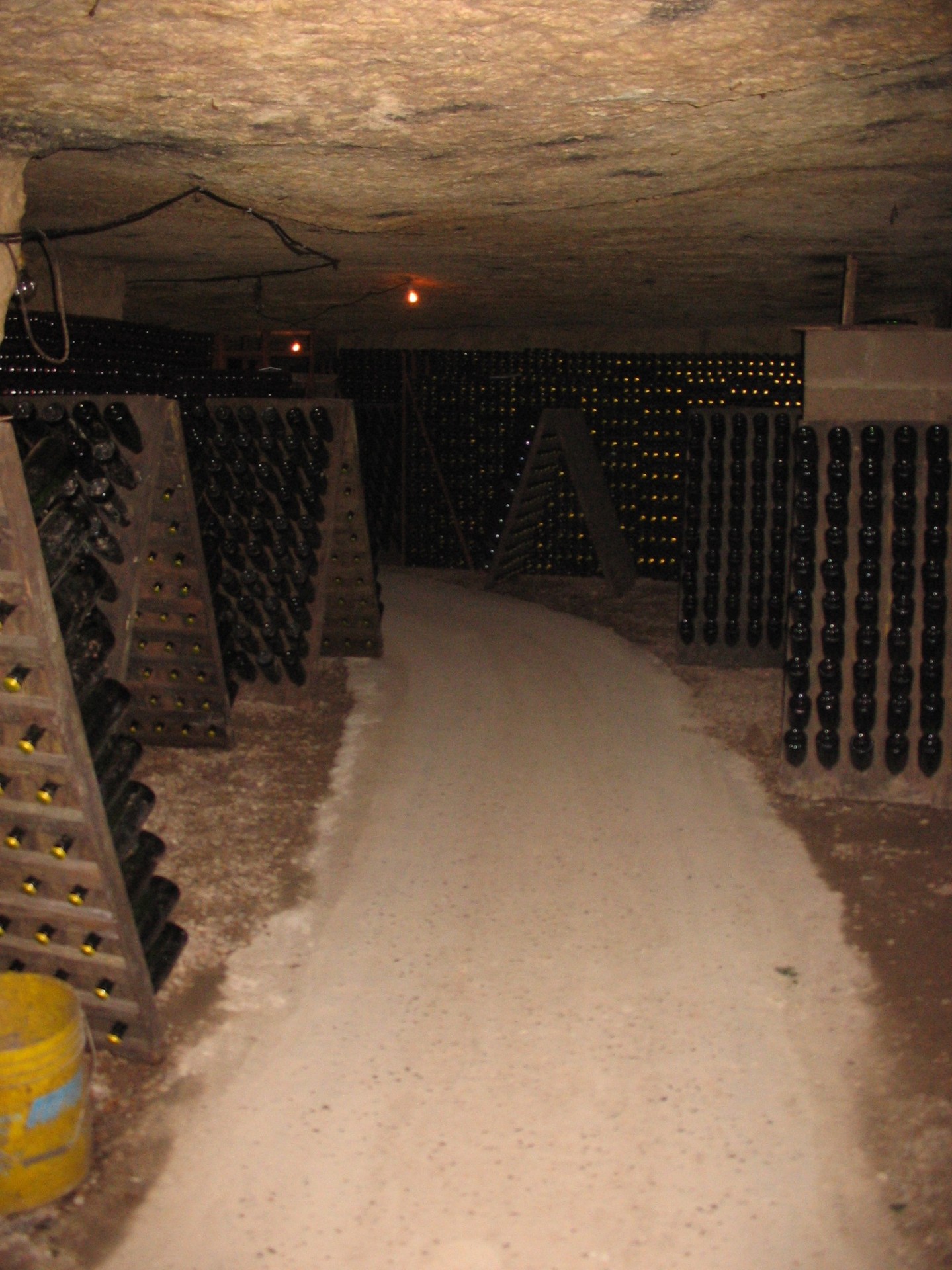 Traditional bottle riddling desks